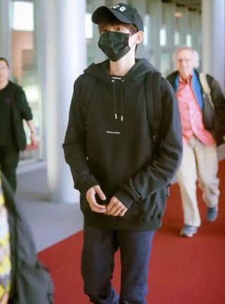 机场男明星卫衣,男明星卫衣穿搭指南